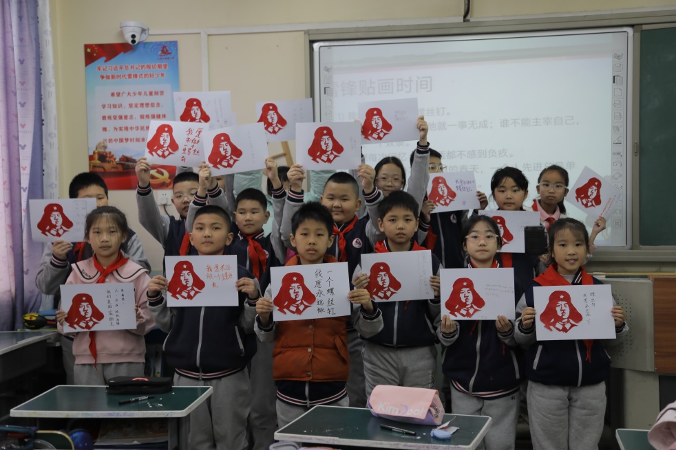 一群人在房间里AI 生成的内容可能不正确。