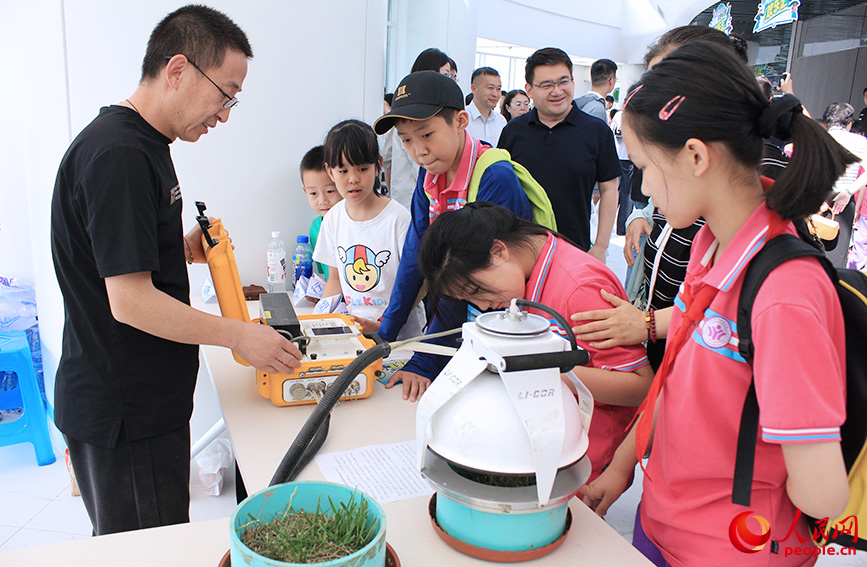 学生们聆听土壤“呼吸”。人民网记者 张静淇摄