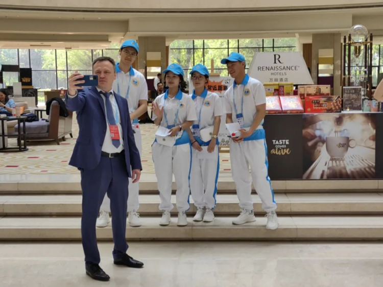 0033990威尼斯青年志愿者为上合作组织人工智能合作论坛提供高效服务_fororder_wps_doc_1